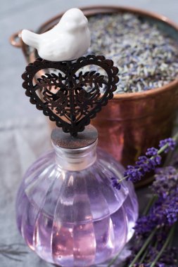 Süs yakın taş tabaklarda yaprakları ile Sağlıklı vejetaryen gıda yeşil olgun avokado yeni hasat