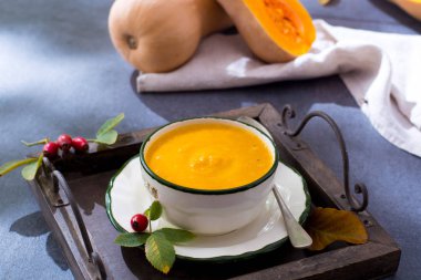 Süs yakın taş tabaklarda yaprakları ile Sağlıklı vejetaryen gıda yeşil olgun avokado yeni hasat