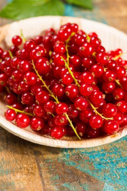 Masanın üzerine taze olgun kırmızı kuş üzümü çilek
