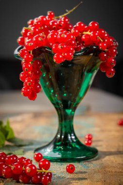 Masanın üzerine taze olgun kırmızı kuş üzümü çilek