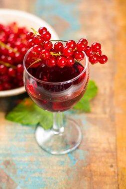 Taze olgun kırmızı kuş üzümü çilek ve likör masada