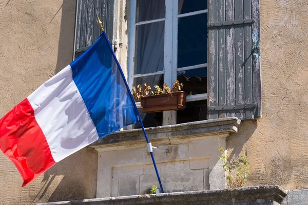 Flag of France üç dikey bantlar mavi beyaz ve kırmızı Oudoors mavi gökyüzü kopya alanı renkli yer alıyor.