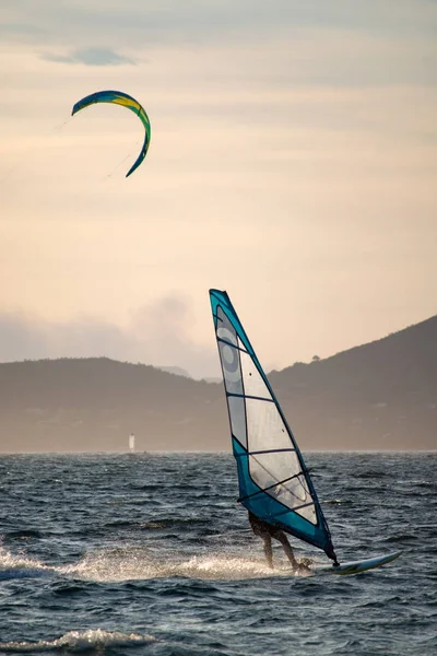 Pôr Sol Sobre Mar Oceano Extrema Estilo Livre Windsurf Esporte — Fotografia de Stock