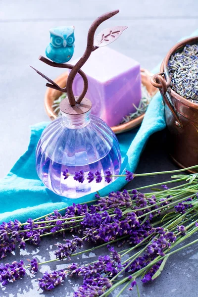 Lavanta sabun ve doğal parfümlü yağı, taze veya kurutulmuş lavanta çiçekleri, aroma spa treathment ve welness kadınlar için yapılmış