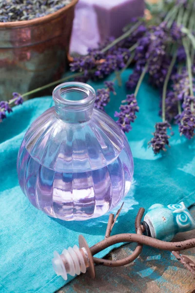 Lavanta sabun ve doğal parfümlü yağı, taze veya kurutulmuş lavanta çiçekleri, aroma spa treathment ve welness kadınlar için yapılmış