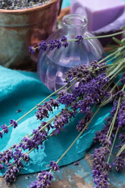 Lavanta sabun ve doğal parfümlü yağı, taze veya kurutulmuş lavanta çiçekleri, aroma spa treathment ve welness kadınlar için yapılmış