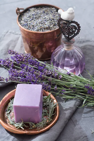 Süs yakın taş tabaklarda yaprakları ile Sağlıklı vejetaryen gıda yeşil olgun avokado yeni hasat