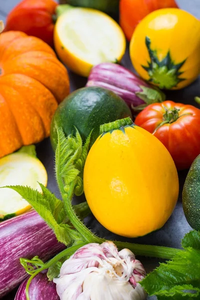 Healthy Vegetarian Food Green Ripe Avocado New Harvest Leaves Stone — Stock Photo, Image