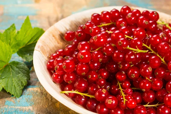 Masanın üzerine taze olgun kırmızı kuş üzümü çilek