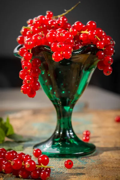 Masanın üzerine taze olgun kırmızı kuş üzümü çilek