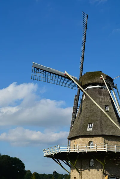 Paisaje con molino de viento tradicional de grano holandés —  Fotos de Stock