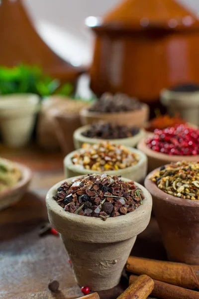 Variedad de diferentes especias asiáticas y de Oriente Medio, asso colorido — Foto de Stock