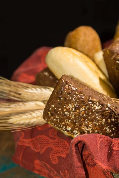 Variété de pain, de baguette et de petits pains de blé et de seigle frais cuits au four — Photo