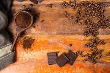 Karanlık saf arabica kahve çekirdekleri kavrulmuş ve kahve w üzerinde zemin