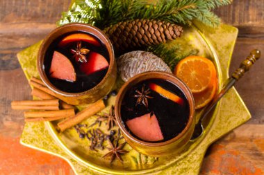 Elma, portakal ile hazırlanan sıcak mulled şarap Noel gün,