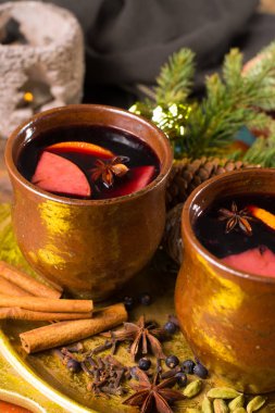 Elma, portakal ile hazırlanan sıcak mulled şarap Noel gün,