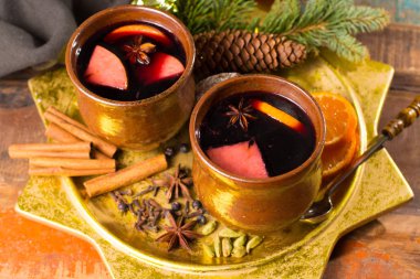 Elma, portakal ile hazırlanan sıcak mulled şarap Noel gün,