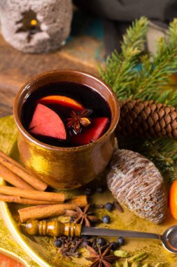 Elma, portakal ile hazırlanan sıcak mulled şarap Noel gün,
