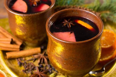 Elma, portakal ile hazırlanan sıcak mulled şarap Noel gün,