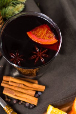 Elma, portakal ile hazırlanan sıcak mulled şarap Noel gün,