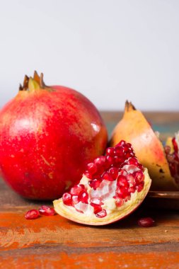 Sağlıklı meyve kırmızı olgun nar, zengin c vitamini, aynı zamanda biliyorum