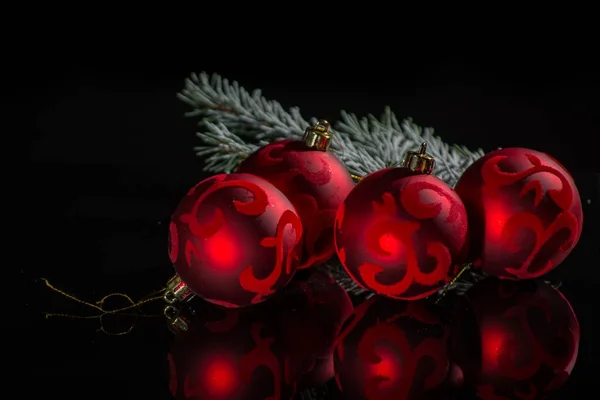 Decoración del árbol de Navidad rojo, bolas rojas y abeto verde sobre negro —  Fotos de Stock