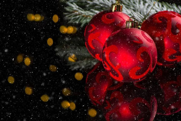 Decoração de árvore de Natal vermelho, bolas vermelhas e abeto verde no preto — Fotografia de Stock