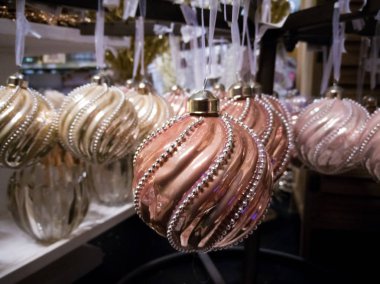 Süs yakın taş tabaklarda yaprakları ile Sağlıklı vejetaryen gıda yeşil olgun avokado yeni hasat