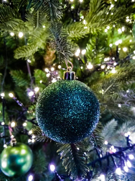 Tradiční vyzdobený vánoční strom v zelených barvách se zeleným — Stock fotografie