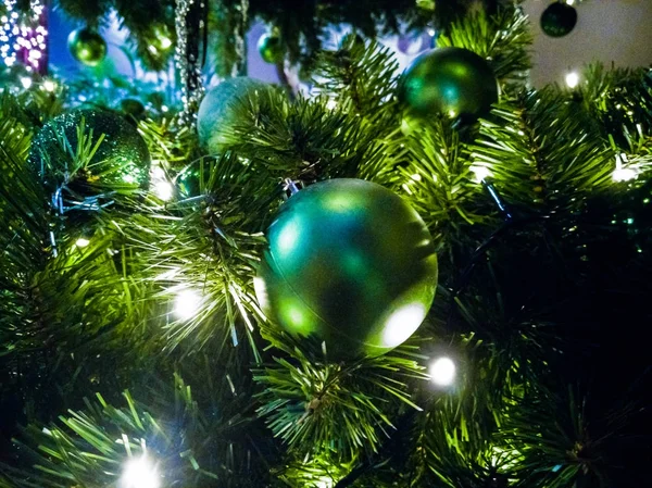 Geleneksel Noel ağacı ile yeşil yeşil renklerde dekore edilmiştir. — Stok fotoğraf