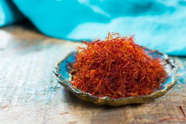 Süs yakın taş tabaklarda yaprakları ile Sağlıklı vejetaryen gıda yeşil olgun avokado yeni hasat