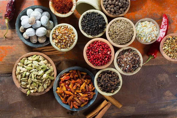 Variedad de diferentes especias asiáticas y de Oriente Medio, colorido surtido vista superior — Foto de Stock