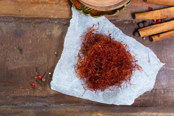 Πραγματική Κόκκινο Αποξηραμένο Μπαχαρικό Σαφράν Νόστιμο Συστατικό Για Πολλά Πιάτα — Φωτογραφία Αρχείου