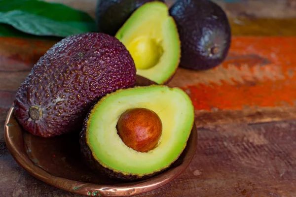 Gezond Vegetarisch Eten Groene Rijpe Avocado Nieuwe Oogst Met Bladeren — Stockfoto