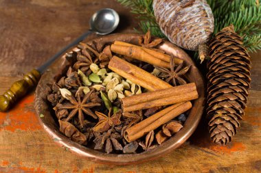 Kışa ve Noel gün, baharat pişirme ve mulled şarap ahşap masa üzerinde kullanılan koleksiyonu