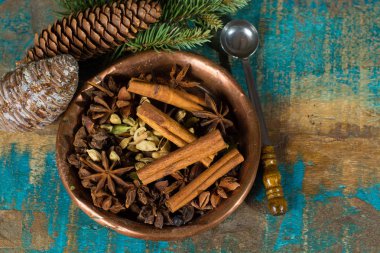 Kışa ve Noel gün, baharat pişirme ve mulled şarap ahşap masa üzerinde kullanılan koleksiyonu