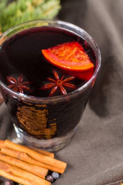 Elma, portakal ve baharat Noel dekorasyonu ahşap tablo ile hazırlanan sıcak mulled şarap Noel gün,