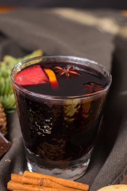 Elma, portakal ve baharat Noel dekorasyonu ahşap tablo ile hazırlanan sıcak mulled şarap Noel gün,