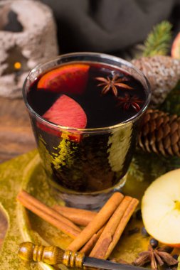 Elma, portakal ve baharat Noel dekorasyonu ahşap tablo ile hazırlanan sıcak mulled şarap Noel gün,