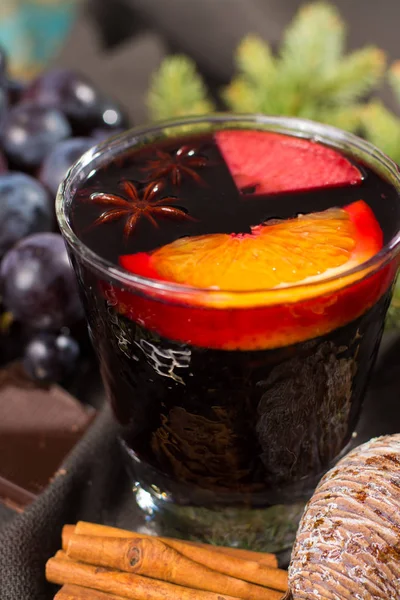 Elma, portakal ve baharat Noel dekorasyonu ahşap tablo ile hazırlanan sıcak mulled şarap Noel gün,