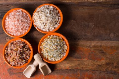 Çeşitli deniz tuzu, Himalaya tuzu, pembe renkli tuz ile kurutulmuş biber biber, otlar, baharatlar