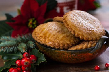 Badem Noel kurabiyeleri Noel süslenmiş masaya doldurulmuş.