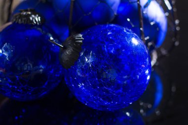 Cam eski vintage kobalt mavi Noel ağacı taşaklarından yakın çekim