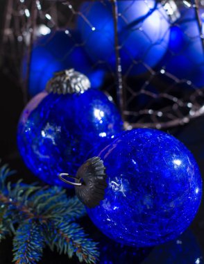 Cam eski vintage kobalt mavi Noel ağacı taşaklarından yakın çekim