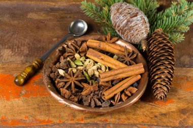 Kışa ve Noel gün, baharat pişirme ve mulled şarap ahşap masa üzerinde kullanılan koleksiyonu