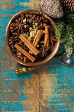 Kışa ve Noel gün, baharat pişirme ve mulled şarap ahşap masa üzerinde kullanılan koleksiyonu
