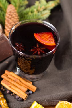 Elma, portakal ve baharat Noel dekorasyonu ahşap tablo ile hazırlanan sıcak mulled şarap Noel gün,