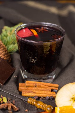 Elma, portakal ve baharat Noel dekorasyonu ahşap tablo ile hazırlanan sıcak mulled şarap Noel gün,