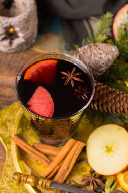 Elma, portakal ve baharat Noel dekorasyonu ahşap tablo ile hazırlanan sıcak mulled şarap Noel gün,