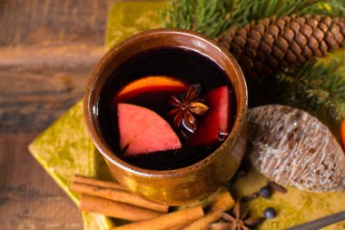 Elma, portakal ve baharat Noel dekorasyonu ahşap tablo ile hazırlanan sıcak mulled şarap Noel gün,